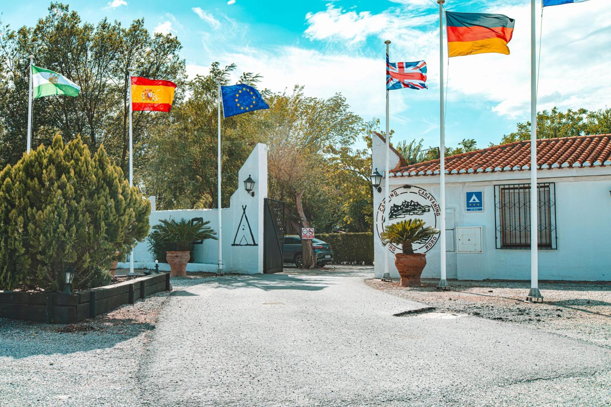 Camping & Bungalows Suspiro Del Moro Otura Dış mekan fotoğraf