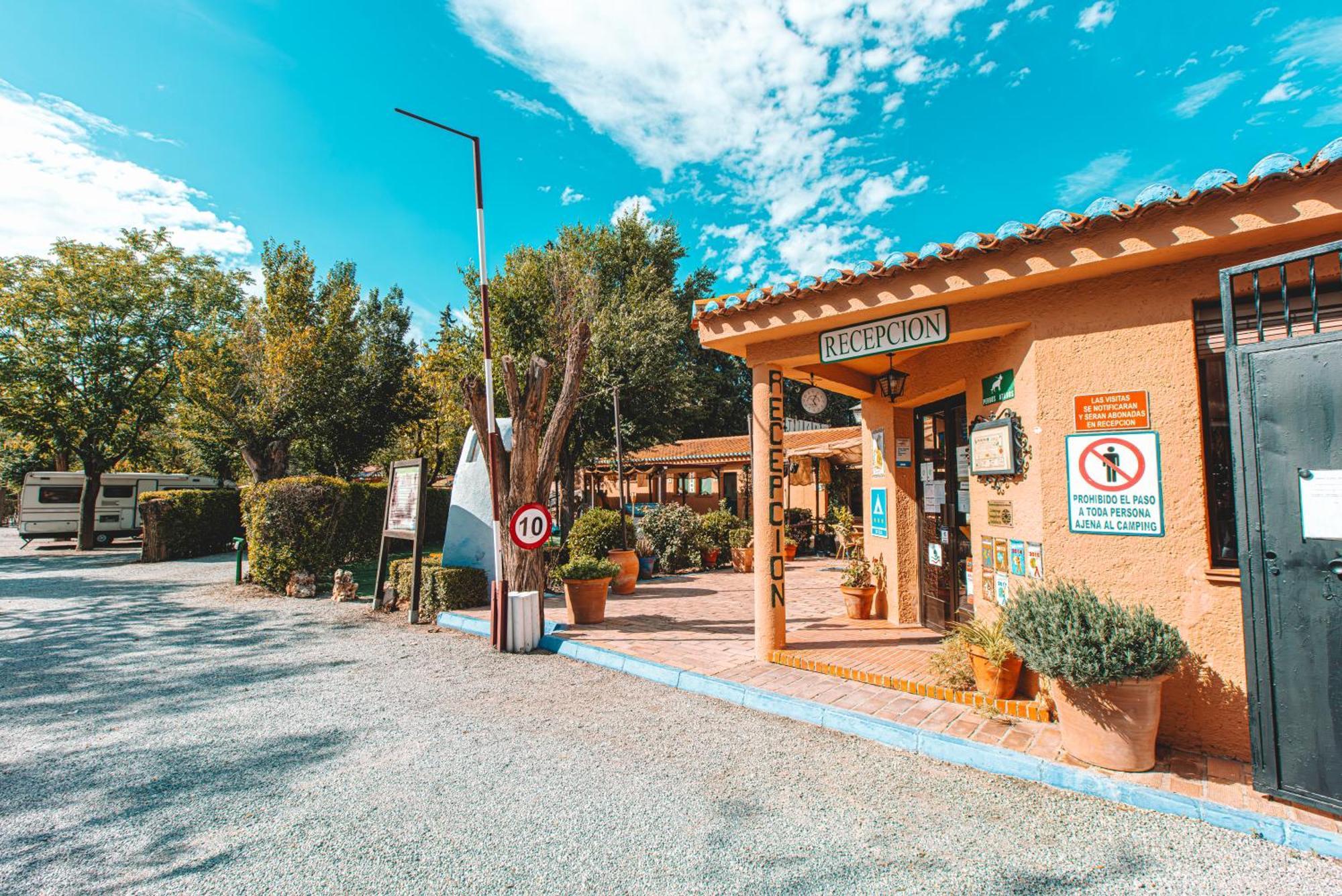 Camping & Bungalows Suspiro Del Moro Otura Dış mekan fotoğraf